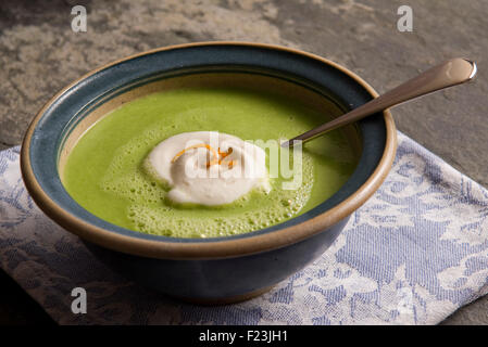 Erbsensuppe mit Creme und orange Schale. eine UK Gemüse Schüssel essen "Schildchen" Futternapf Essen kochen Stockfoto