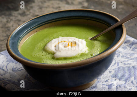 Erbsensuppe mit Creme und orange Schale. eine UK Gemüse Schüssel essen "Schildchen" Futternapf Essen kochen Stockfoto