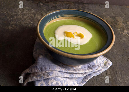 Erbsensuppe mit Creme und orange Schale. eine UK Gemüse Schüssel essen "Schildchen" Futternapf Essen kochen Stockfoto