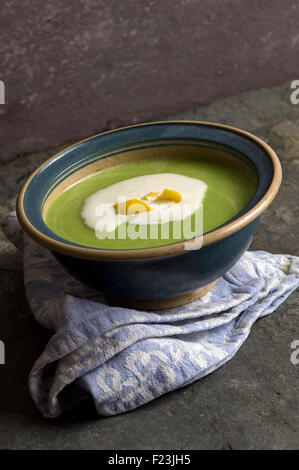 Erbsensuppe mit Creme und orange Schale. eine UK Gemüse Schüssel essen "Schildchen" Futternapf Essen kochen Stockfoto