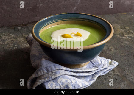 Erbsensuppe mit Creme und orange Schale. eine UK Gemüse Schüssel essen "Schildchen" Futternapf Essen kochen Stockfoto