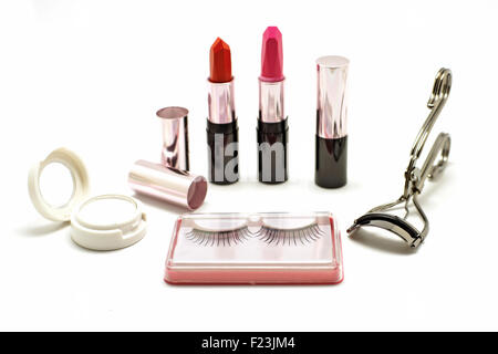Make-up set mit Wimpernzange Lippenstift falsche Wimpern und Lidschatten isoliert auf weißem Hintergrund Stockfoto