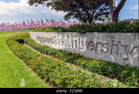 Malibu, Kalifornien, USA. 10. Sep, 2015. Fast 3.000 Fahnen fliegen an der Pepperdine University Alumni Park im 8. jährliche Gedenken an die Verstorbenen auf 9/11. Die Flag-Denkmal, einschließlich 90 fremder Flagge repräsentieren die US-Bürger, die auch ihr Leben an diesem Tag verloren bleibt oben bis zum 24. September. Bildnachweis: Brian Cahn/ZUMA Draht/Alamy Live-Nachrichten Stockfoto