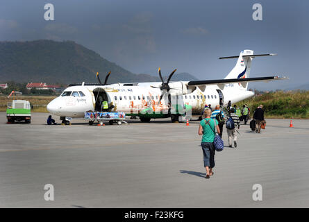 Einsteigen in einen Bangkok Air ATR72-Flug, Flughafen Luang Prabang, Laos. Stockfoto