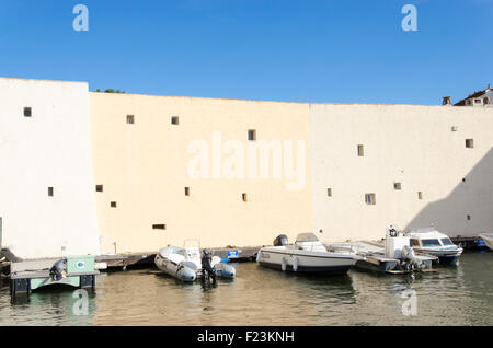 Fassade der Gebäude Architektur schöne Beige Gebäude, Kanal und Boote Stockfoto