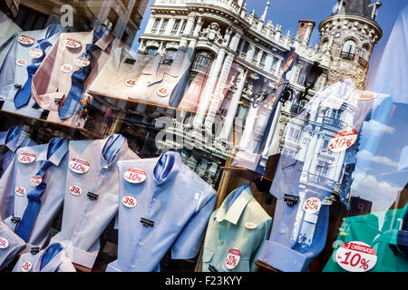 Madrid Spanien, Hispanic Ethnic Centro, Plaza de Canalejas, Fensterreflektion, Herrenbekleidungsgeschäft, Hemden, Krawatten, Wohnapartments bauen Stockfoto