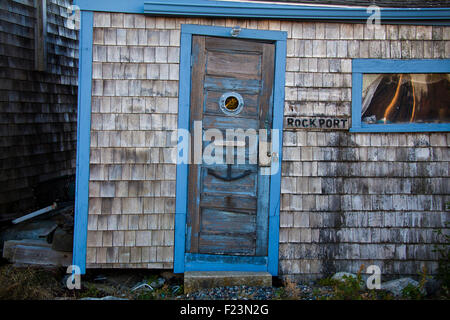 Alte Fischerei Shack in Rockport Hafen an der Anlegestelle in Massachusetts. Struktur ist umhüllt von Zederschindeln schütteln Stockfoto