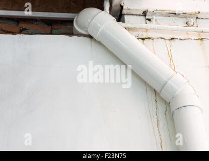 Weiße Drainagerohr an der Fabrik-Wand. Stockfoto