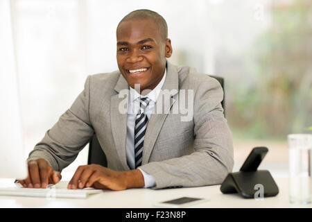 glücklich Afro amerikanische Geschäftsmann mit Computer im Büro Stockfoto