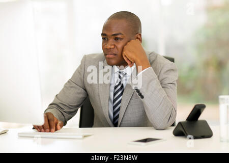 erfolgreicher afrikanischer Geschäftsmann Blick auf dem Computerbildschirm Stockfoto