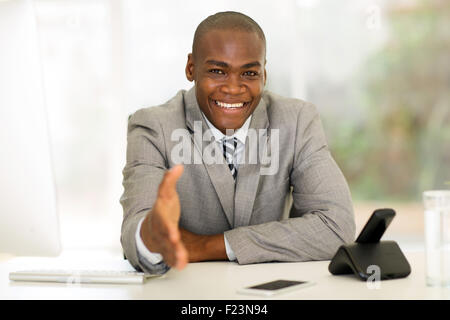 freundlichen afrikanischen Geschäftsmann bietet Handshake im Büro Stockfoto