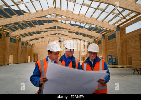 Drei Bauherren diskutieren den Plan für einen großen Bau job Stockfoto