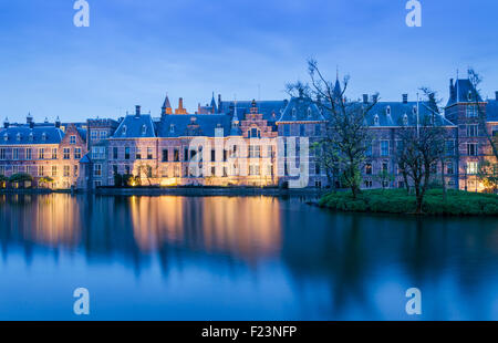 Dämmerung im Binnenhof Palace, Ort des Parlaments in den Haag, Niederlande. Stockfoto