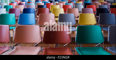 Bunte Stuhlreihen im Auditorium Stockfoto
