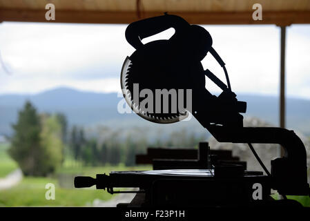 Silhouette der Sägetisch auf einer Baustelle Stockfoto