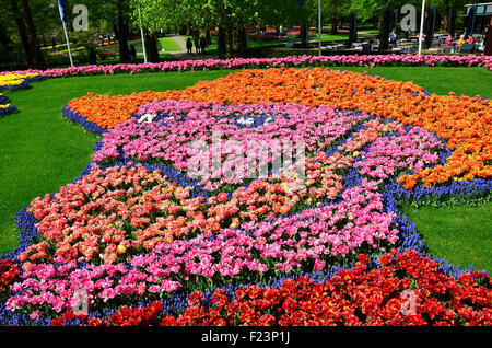 Selbstbildnis von Vincent Van Gogh aus tausend Tulpen und Traubenhyazinthen im Keukenhof Holland Frühling Garten gemacht. Stockfoto