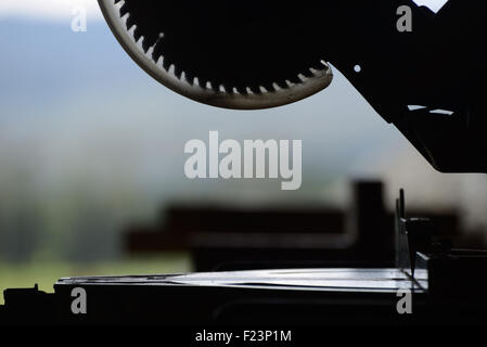 Silhouette der Sägetisch auf einer Baustelle Stockfoto