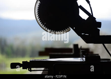 Silhouette der Sägetisch auf einer Baustelle Stockfoto