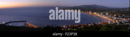 Sommer Strand Panorama Stadtansicht mit klaren Sonnenuntergang und Meer Luftbild. Piriapolis, Uruguay. Stockfoto