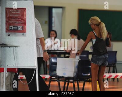 Singapur. 11. September, 2015. Singapurer Stimmen in einem Wahllokal in Singapurs Toa Payoh, 11. September 2015. Singapurer quer durch die Stadtstaat ging nach ihr benannten Wahllokale am Freitag in einer allgemeinen Wahl abstimmen. Bildnachweis: Dann Chih Wey/Xinhua/Alamy Live News Stockfoto