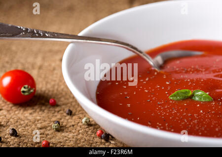 Frische Tomatensuppe in einer weißen Schüssel Stockfoto