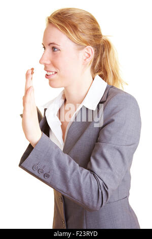 Blonde Unternehmerin eine imaginäre Wand beiseite schieben Stockfoto