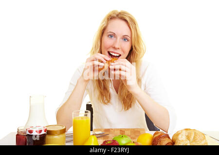 Frau am Morgen am Frühstückstisch Stockfoto