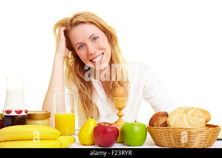 Frau am Morgen am Frühstückstisch Stockfoto