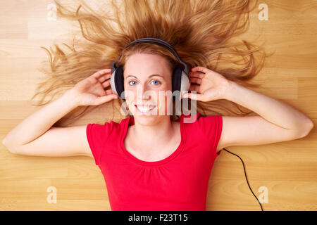 Glückliche Frau mit Kopfhörern Musik hören Stockfoto