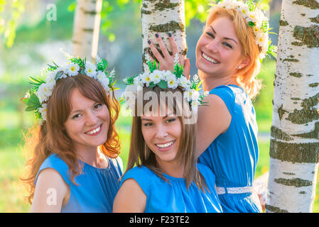 glücklich Freundinnen posieren in der Nähe von Birke im Frühlingspark Stockfoto