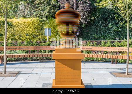 Twickenham, London, UK. 10. September 2015. Der neue Papst Urn basiert auf einem verschollenen Original und wurde von preisgekrönten Architekten Feilden Clegg Bradley Studios entwickelt, um Alexander Pope (1688-1744), einer der größten Dichter Englands und Twickenhams berühmteste Einwohner feiern. Stehen etwas mehr als acht Fuß hoch, dieses stilvolle zeitgenössische Skulptur spiegelt die Form des ursprünglichen Urn "und" ist eine Erinnerung an den Dichter große Beiträge zur Garten-und Landschaftsgestaltung. Bildnachweis: Guy Bell/Alamy Live-Nachrichten Stockfoto