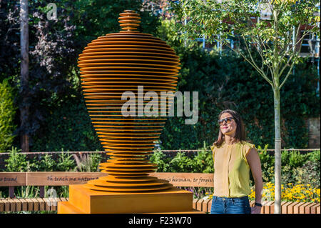 Twickenham, London, UK. 10. September 2015. Der neue Papst Urn basiert auf einem verschollenen Original und wurde von preisgekrönten Architekten Feilden Clegg Bradley Studios entwickelt, um Alexander Pope (1688-1744), einer der größten Dichter Englands und Twickenhams berühmteste Einwohner feiern. Stehen etwas mehr als acht Fuß hoch, dieses stilvolle zeitgenössische Skulptur spiegelt die Form des ursprünglichen Urn "und" ist eine Erinnerung an den Dichter große Beiträge zur Garten-und Landschaftsgestaltung. Bildnachweis: Guy Bell/Alamy Live-Nachrichten Stockfoto