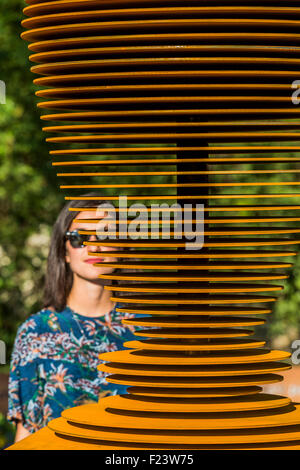 Twickenham, London, UK. 10. September 2015. Isobel Colchester, Chief Executive Dichter in der Stadt - der neue Papst Urn basiert auf einem verschollenen Original und wurde von preisgekrönten Architekten Feilden Clegg Bradley Studios entwickelt, um Alexander Pope (1688-1744), einer der größten Dichter Englands und Twickenhams berühmteste Einwohner feiern. Stehen etwas mehr als acht Fuß hoch, dieses stilvolle zeitgenössische Skulptur spiegelt die Form des ursprünglichen Urn "und" ist eine Erinnerung an den Dichter große Beiträge zur Garten-und Landschaftsgestaltung. Bildnachweis: Guy Bell/Alamy Live-Nachrichten Stockfoto