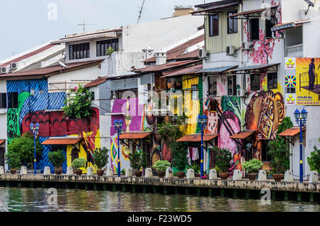 Bunt bemalten Hausfassaden entlang des Flusses Malacca, Bezirk von Kampung Bakar Batu, Malacca oder Melaka, Malaysia Stockfoto