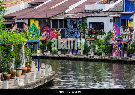 Bunt bemalten Hausfassaden entlang des Flusses Malacca, Bezirk von Kampung Bakar Batu, Malacca oder Melaka, Malaysia Stockfoto