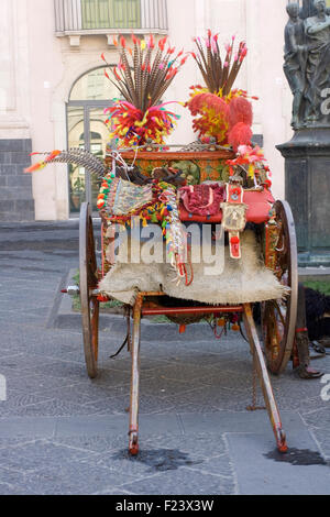 Typisch sizilianische Ochsenkarren in Catania Stockfoto