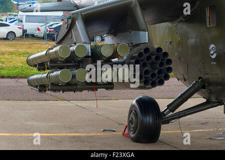 Raketenablage auf dem Mi-35M Attack Helicopter auf der MAKS 2015 Air Show in Moskau, Russland Stockfoto