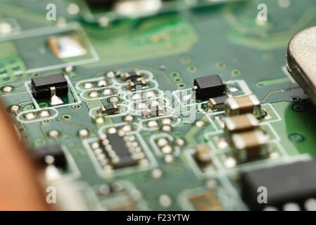 Mikroelektronik-Hauptplatine mit Prozessoren, Dioden, Transistoren (Entwicklung und Herstellung von Elektronik-Hintergrund) Stockfoto