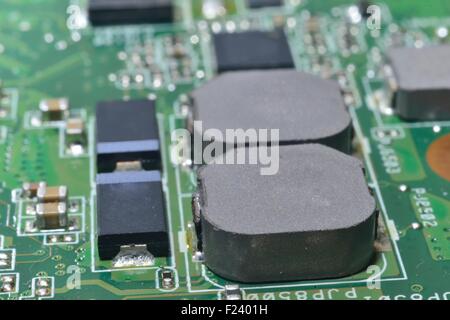 Makro gezoomt Kondensatoren und Chips auf motherboard Stockfoto