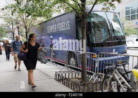 Ein Bus, der die Marine Corps Band in Battery Park City in Manhattan gebracht auf South End Avenue geparkt. Stockfoto