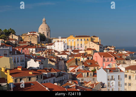 Blick über Alfama Viertel Santa Engracia Kirche Lissabon Portugal Stockfoto