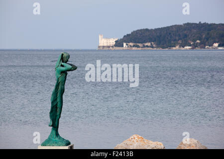 La Mula de Triest - Statue am Meer - Italien Stockfoto