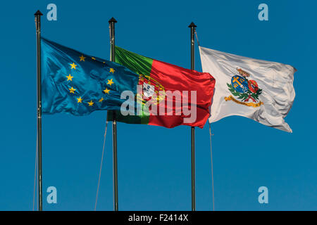 Drei Fahnen. EU, Portugal und Santa Casa da Misericordia de Lisboa. Lissabon Portugal Stockfoto