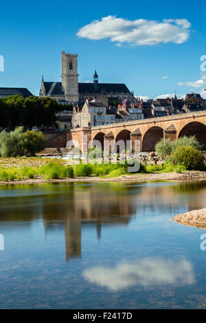 Kathedrale Saint-Cyr und Sainte Julitte und Brücke über den Fluss Loire, Nevers, Nièvre, Frankreich Stockfoto