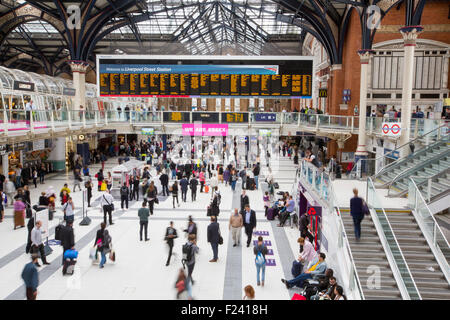 Pendler im Bahnhof Liverpool Street, London, UK. Stockfoto