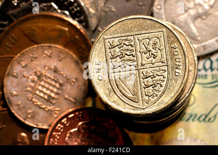 Britisches Geld - Haufen Pfund-Münzen Stockfoto