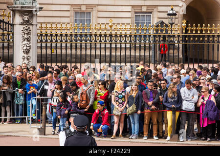 Touristen-Warteschlange, beobachten Sie die Wachablösung am Buckingham Palace, London, UK. Stockfoto