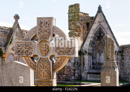 Keltisches Kreuz auf einem Friedhof in St. Andrews, Schottland Stockfoto