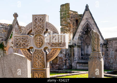 Keltisches Kreuz auf einem Friedhof in St. Andrews, Schottland Stockfoto