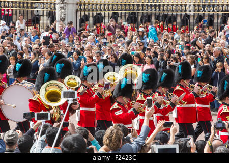 Touristen-Warteschlange, beobachten Sie die Wachablösung am Buckingham Palace, London, UK. Stockfoto